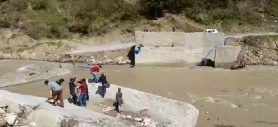 Çay üzerine çektikleri halatla ihtiyaçlarını gideriyorlar;