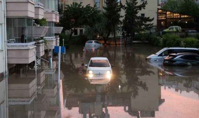 Yol çöktü, seyir halindeki araç suya gömüldü;