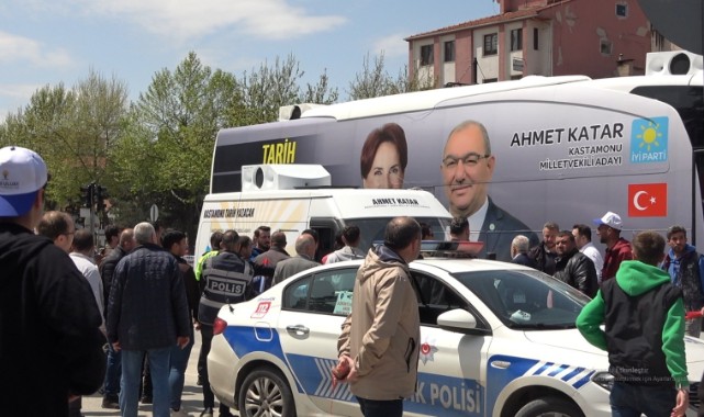 AK Parti'nin yürüyüşünde seçim otobüsü gerginliği;