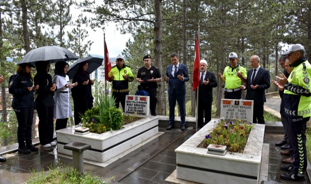 Şehit polis Karakoca, kabri başında anıldı;