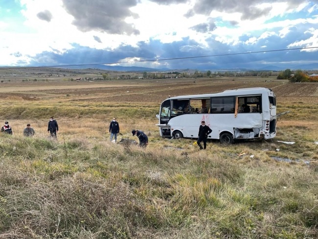 Kastamonu’da polis memurlarını taşıyan midibüs kaza yaptı: 12 yaralı