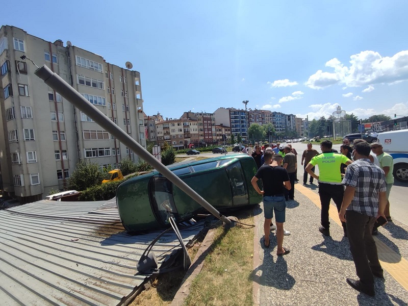 Otoparkın çatısına uçtu;