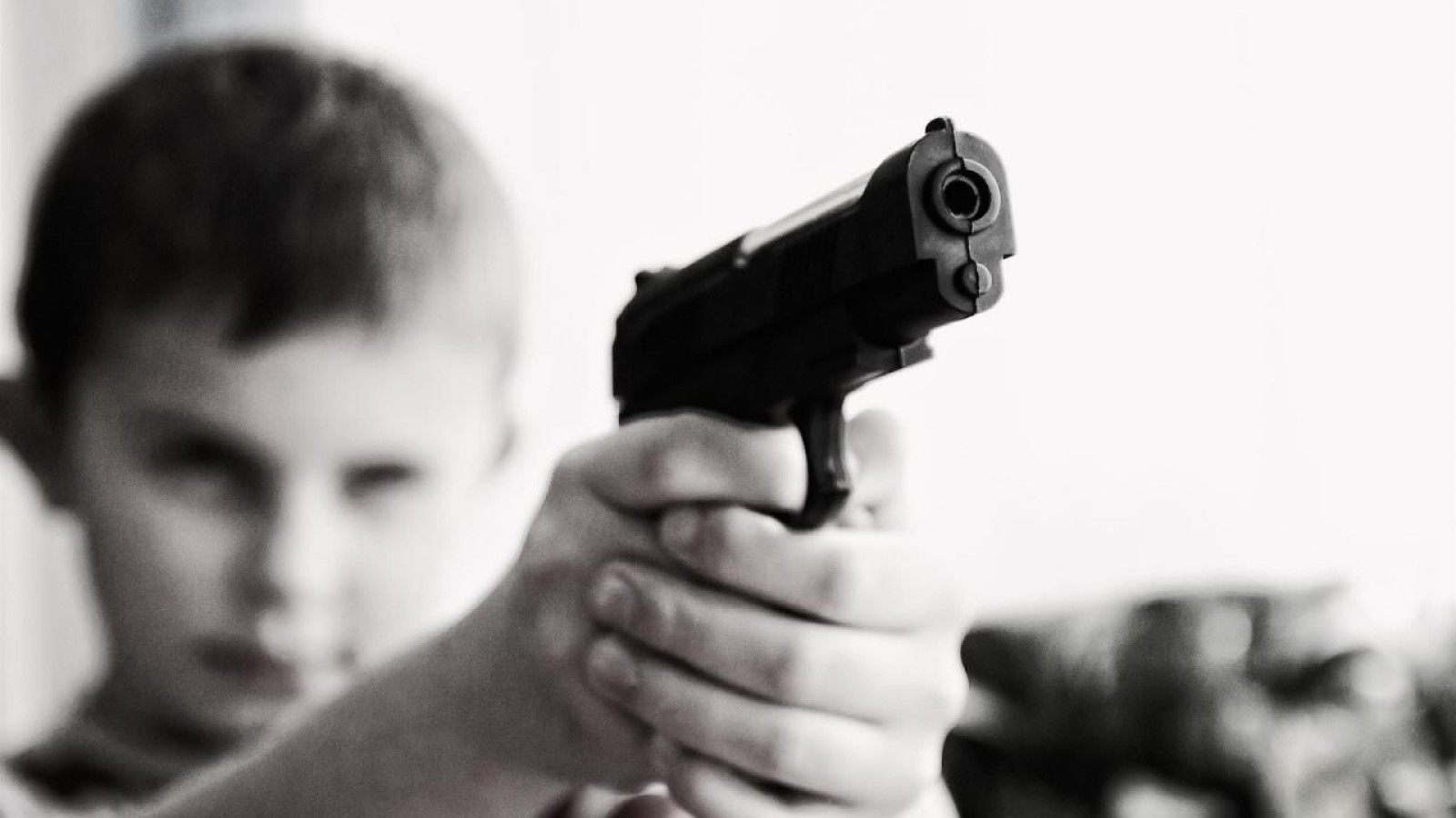 Silahla oynayan çocuk, kendini vurdu;