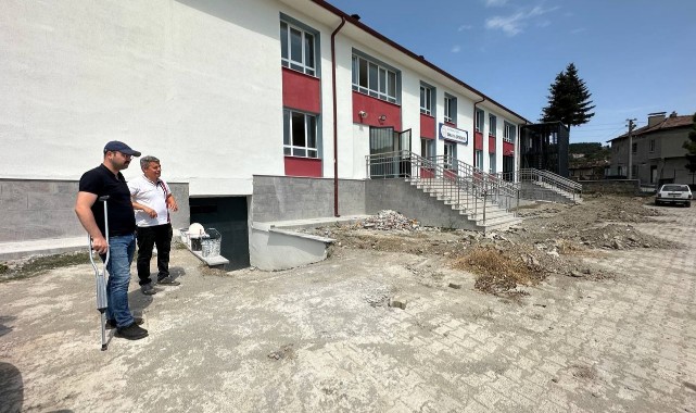 Tosya Belediyesi'nden okullara üst yapı desteği