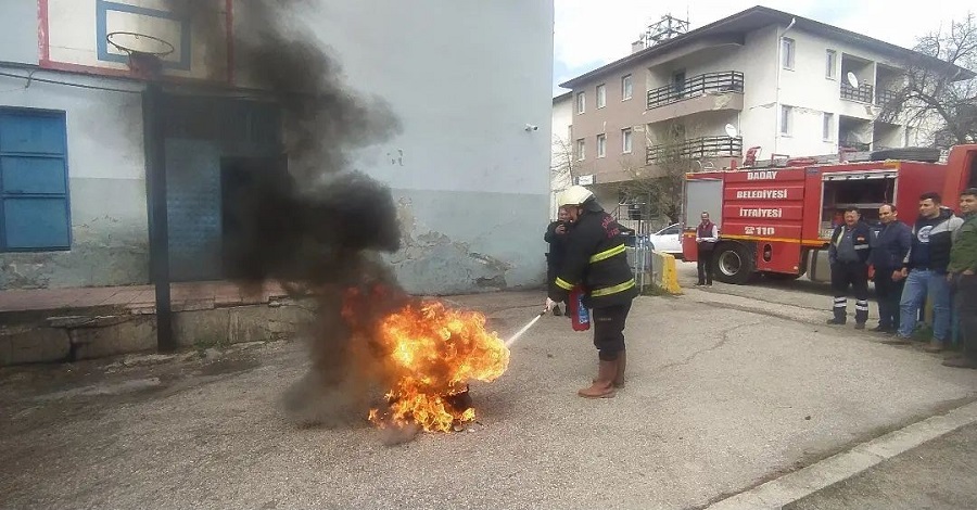 Polis memurlarına yangın eğitimi;