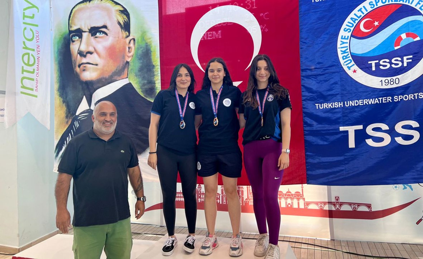 Şampiyon yüzücü Zeynep’ten iki Türkiye 1’inciliği daha;