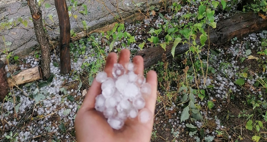 Köylerde zarar gördü;