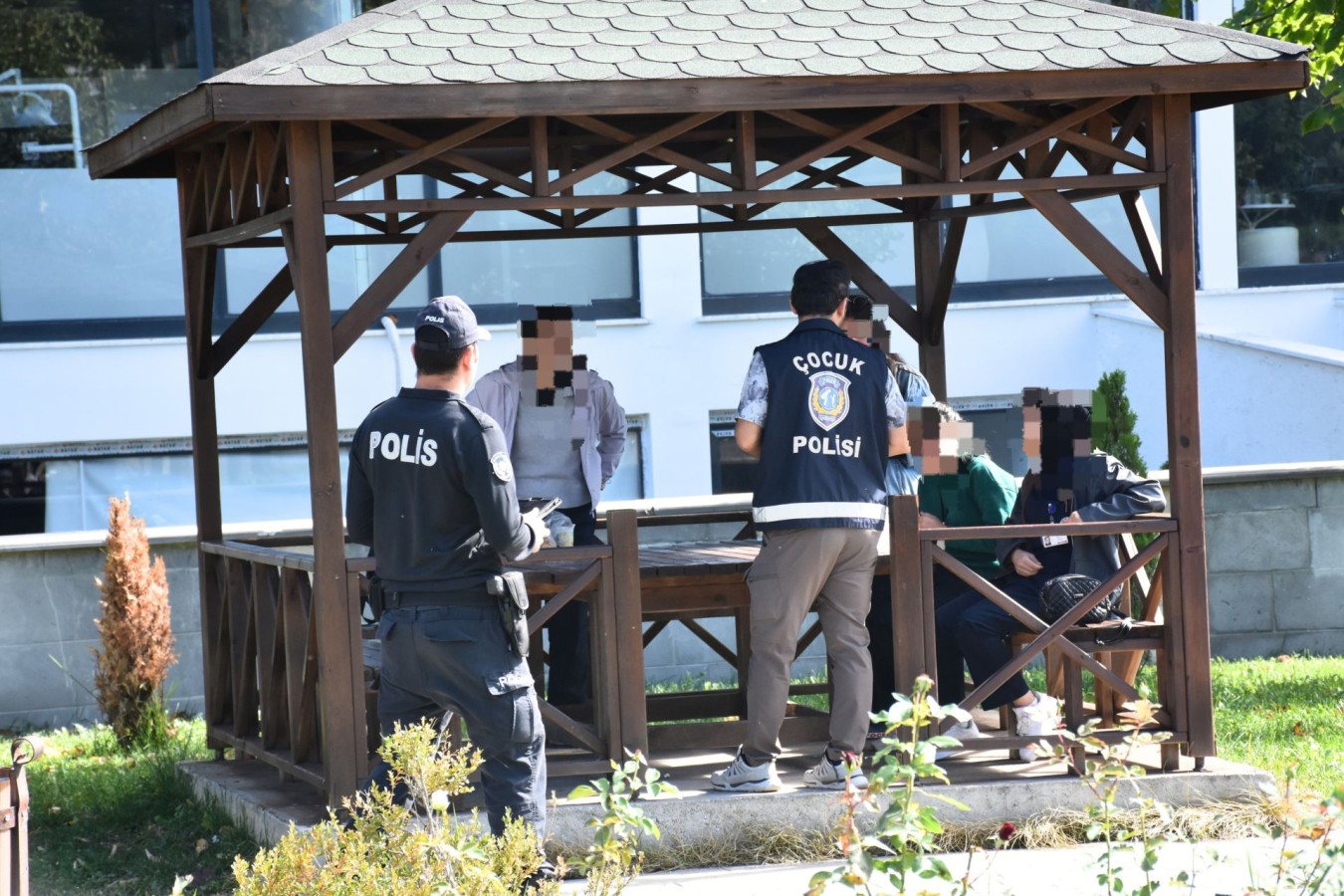 Kastamonu Emniyeti, okul çevrelerinde işi sıkı tutuyor