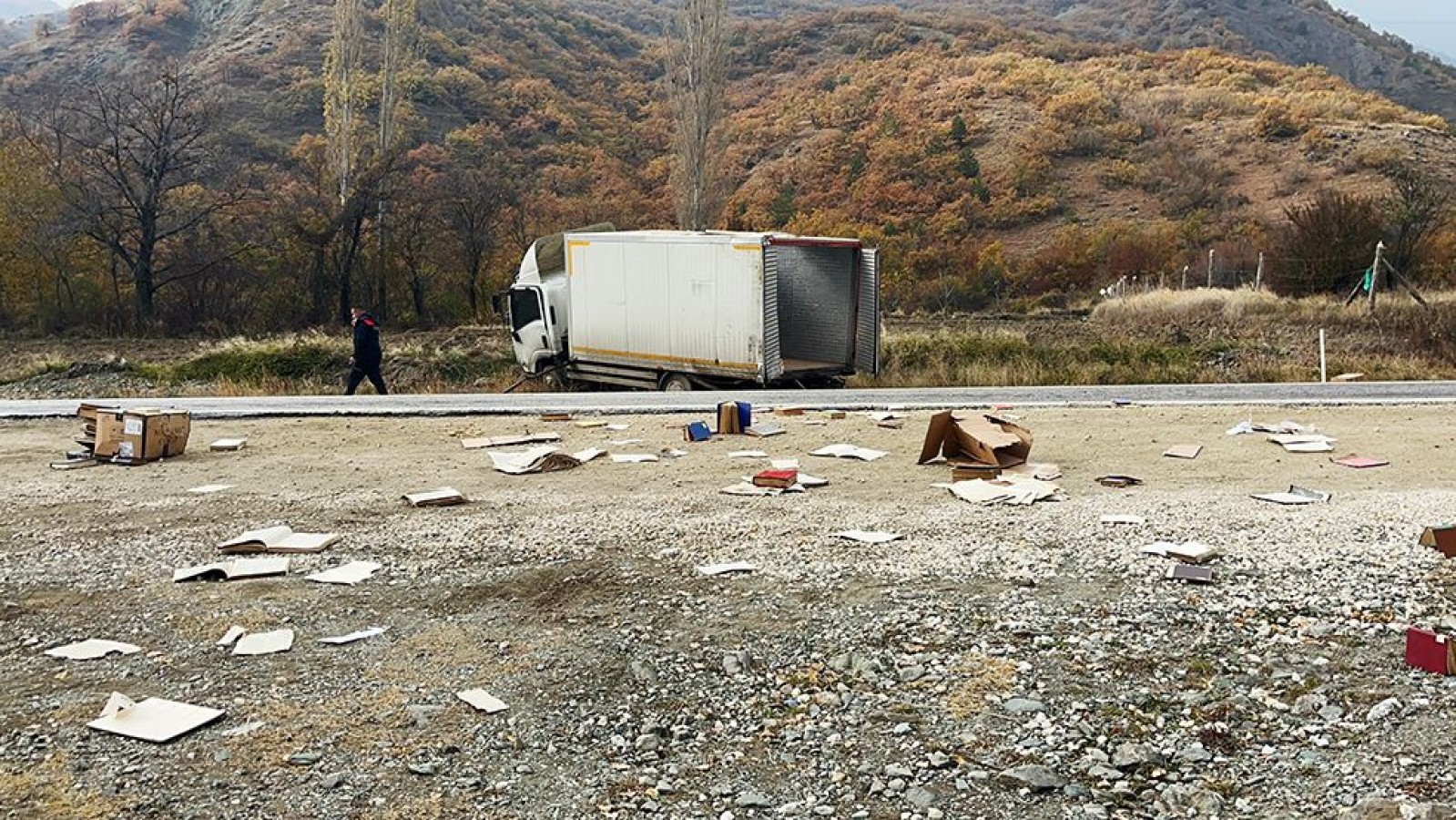 Bakanlık kamyonu Kastamonu’da kaza yaptı, kitaplar etrafa saçıldı;