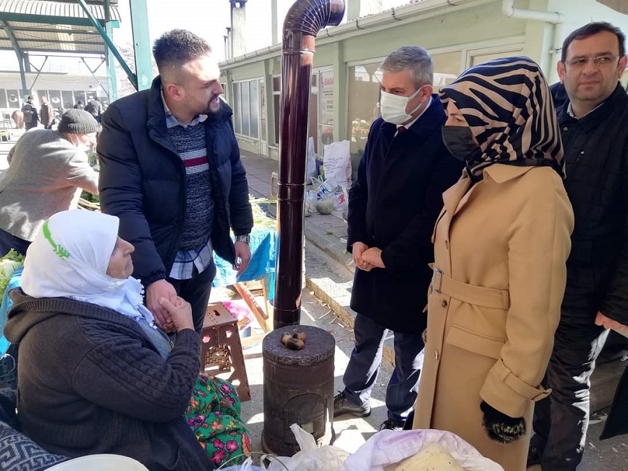 Ünlü, Taşköprü Pazarı’nda hem dinledi, hem anlattı;