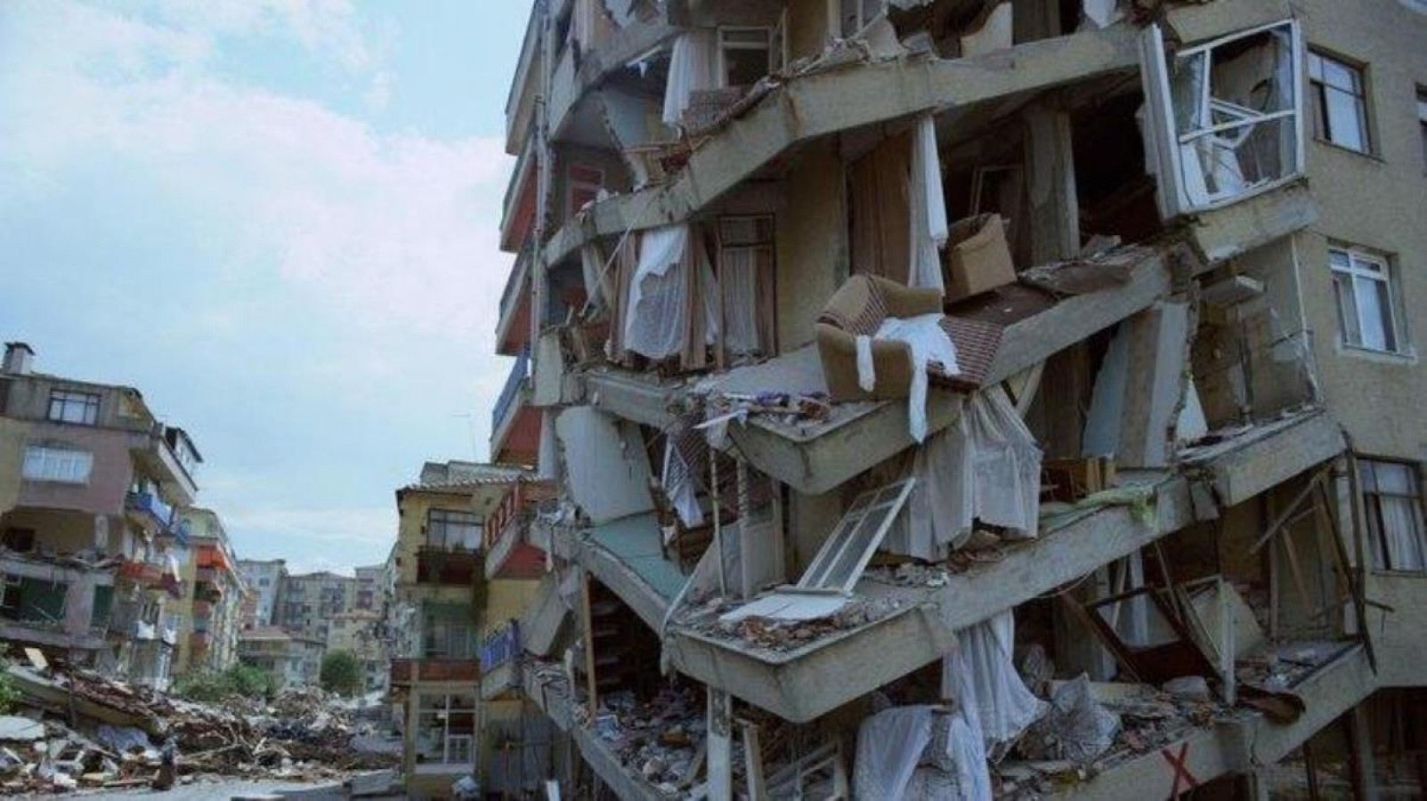 Depremlerde can kaybı 38 bin 44'e yükseldi;