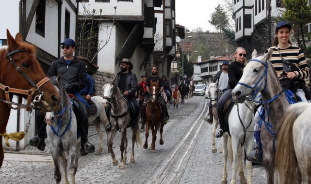 Tarihi şehrin sokaklarını atlarla gezdiler;