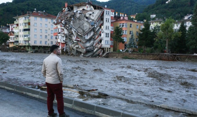 Sel felaketinin izleri, belediyedeki camlı bölmede sergileniyor;