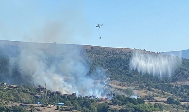 Araç'taki köy yangınına helikopter desteği...;
