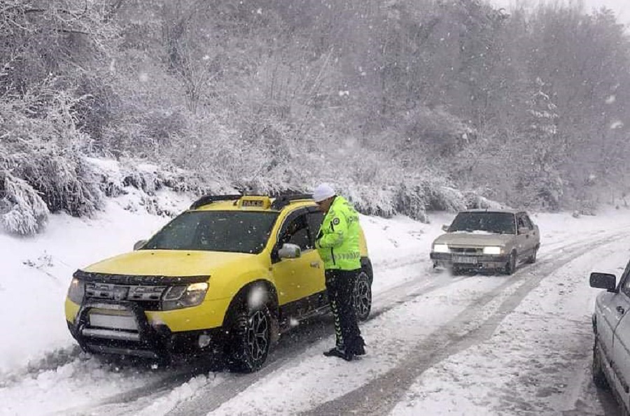 Polis karda mahsur kalan sürücülere yardımcı oluyor;