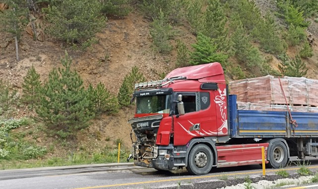 Kastamonu'da seyir halindeki tırın üstünde toprak kaydı;