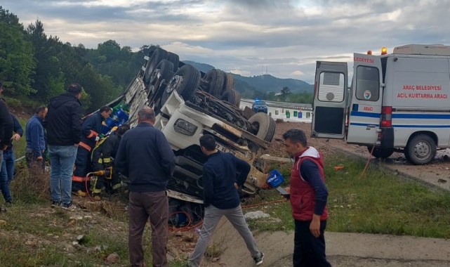 Sebze yüklü kamyon devrildi;