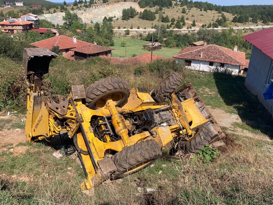 Operatör, iş makinesinin altında kaldı