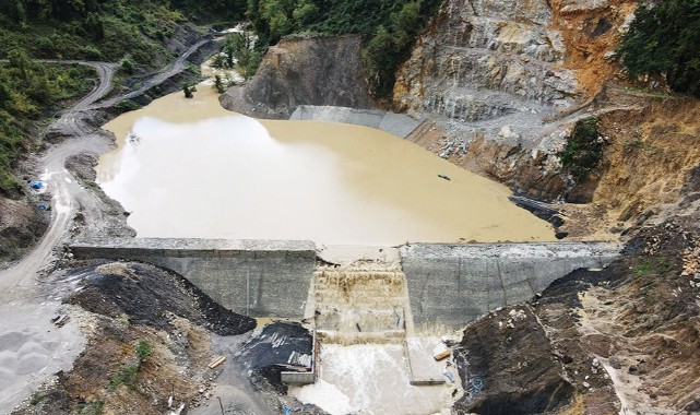 Sel altında kalan gölet inşaatı, dronla görüntülendi