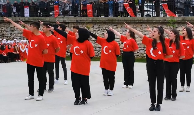 Liselilerden, muhteşem 19 Mayıs gösterisi;