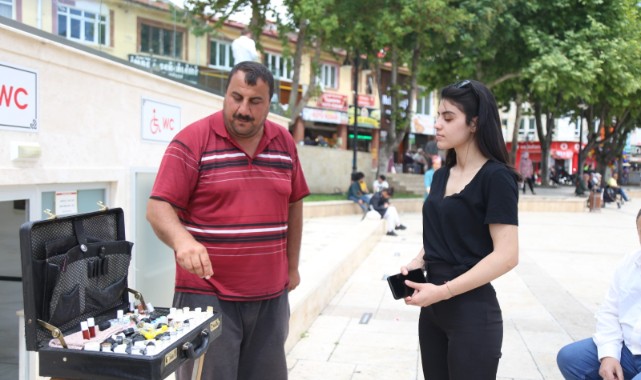 Efendimizin sürdüğü kokulara yoğun ilgi;