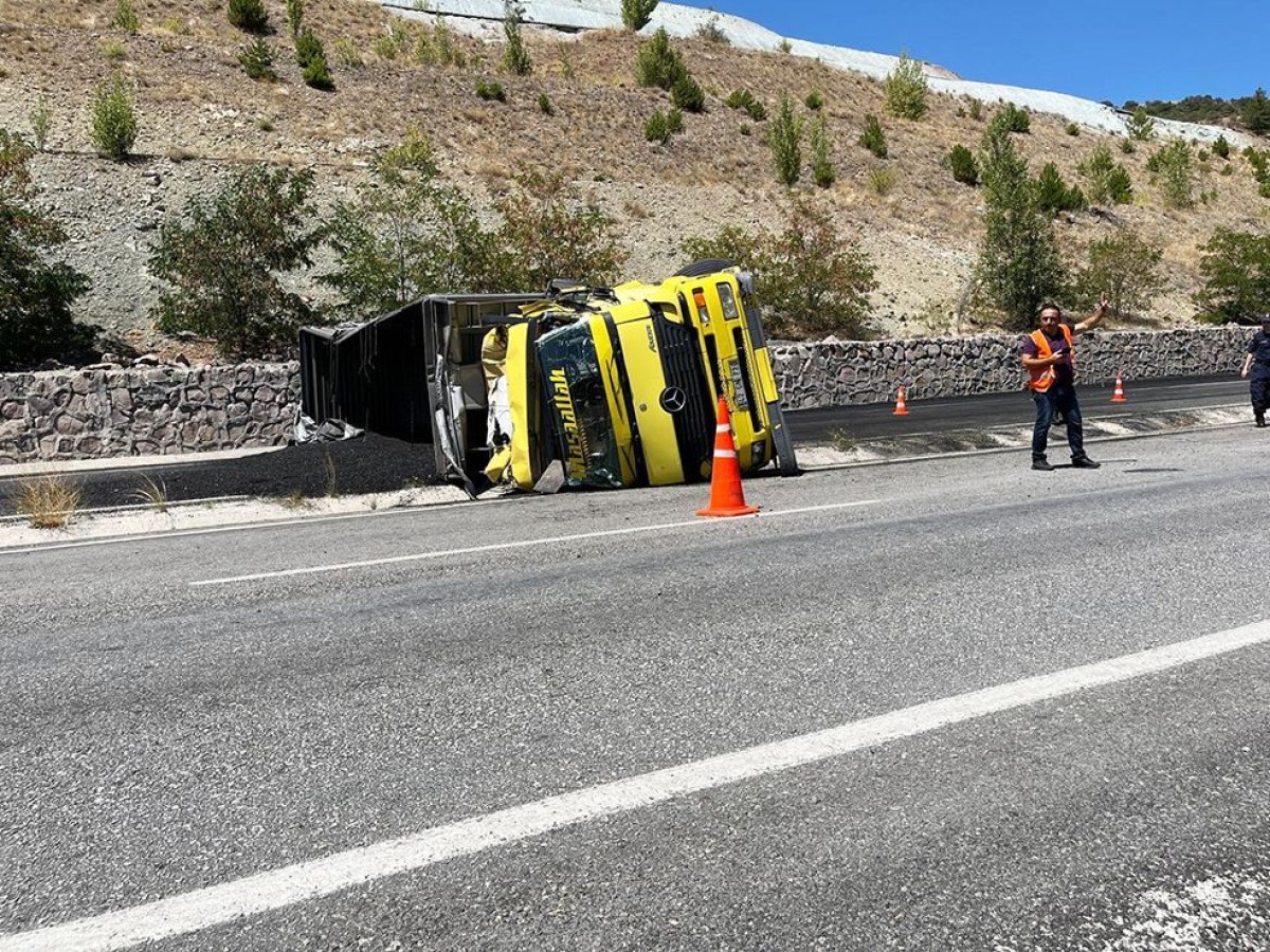 Kömür yüklü tır devrildi!.. Kastamonu yolu kapandı  ;