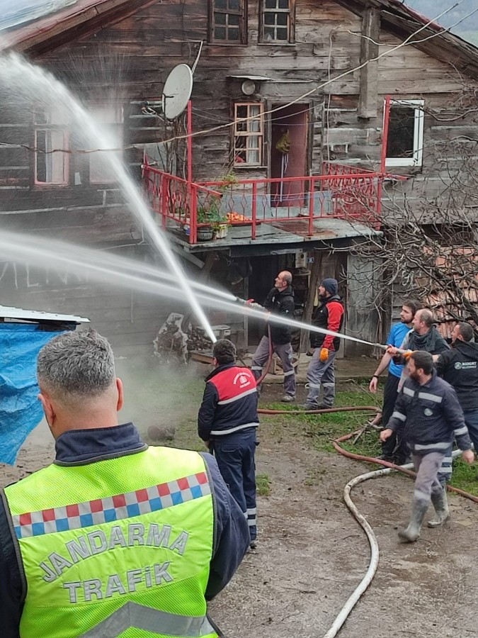 100 yıllık ahşap ev küle döndü;