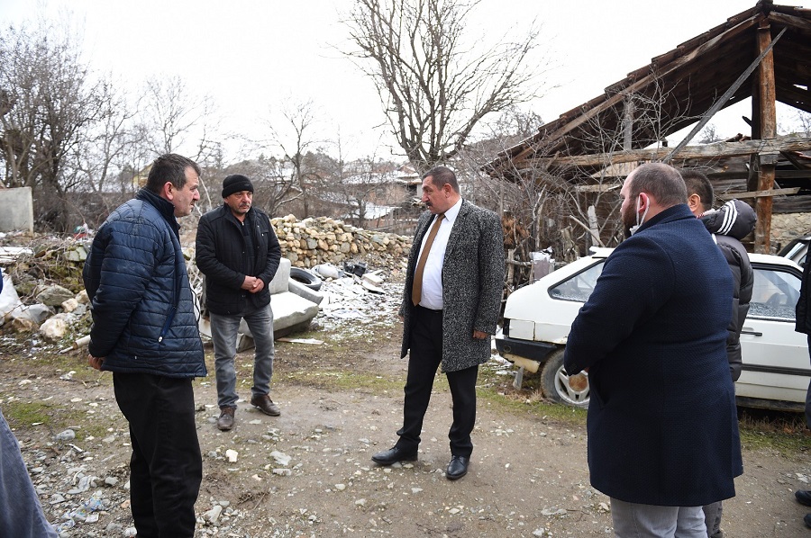 Başkan Vidinlioğlu, evi yanan aileyi ziyaret etti;