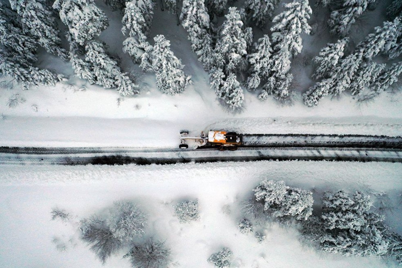 Kastamonu'da yüzlerce köyün yolu kar altında!;