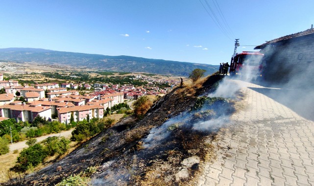 Tosya’da otluk alandaki yangın paniğe neden oldu