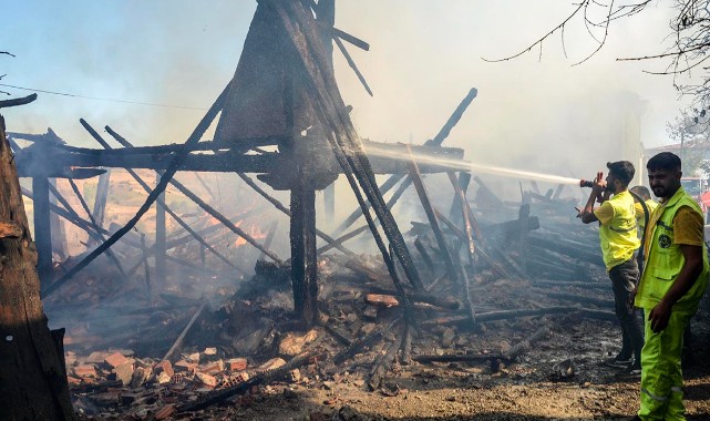 Köy yangınları artıyor! 3 ev ve 1 ahır daha kül oldu