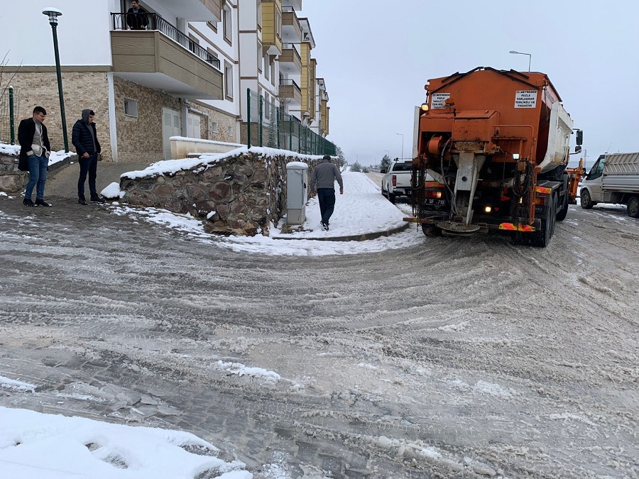 Kar timleri sahada;