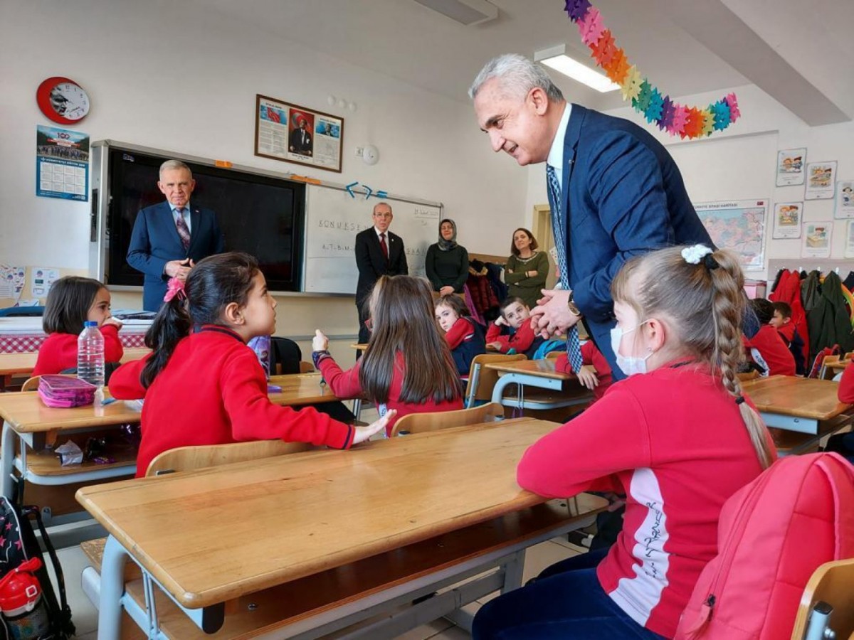 Çakır’dan depremzede öğrencilere ziyaret;