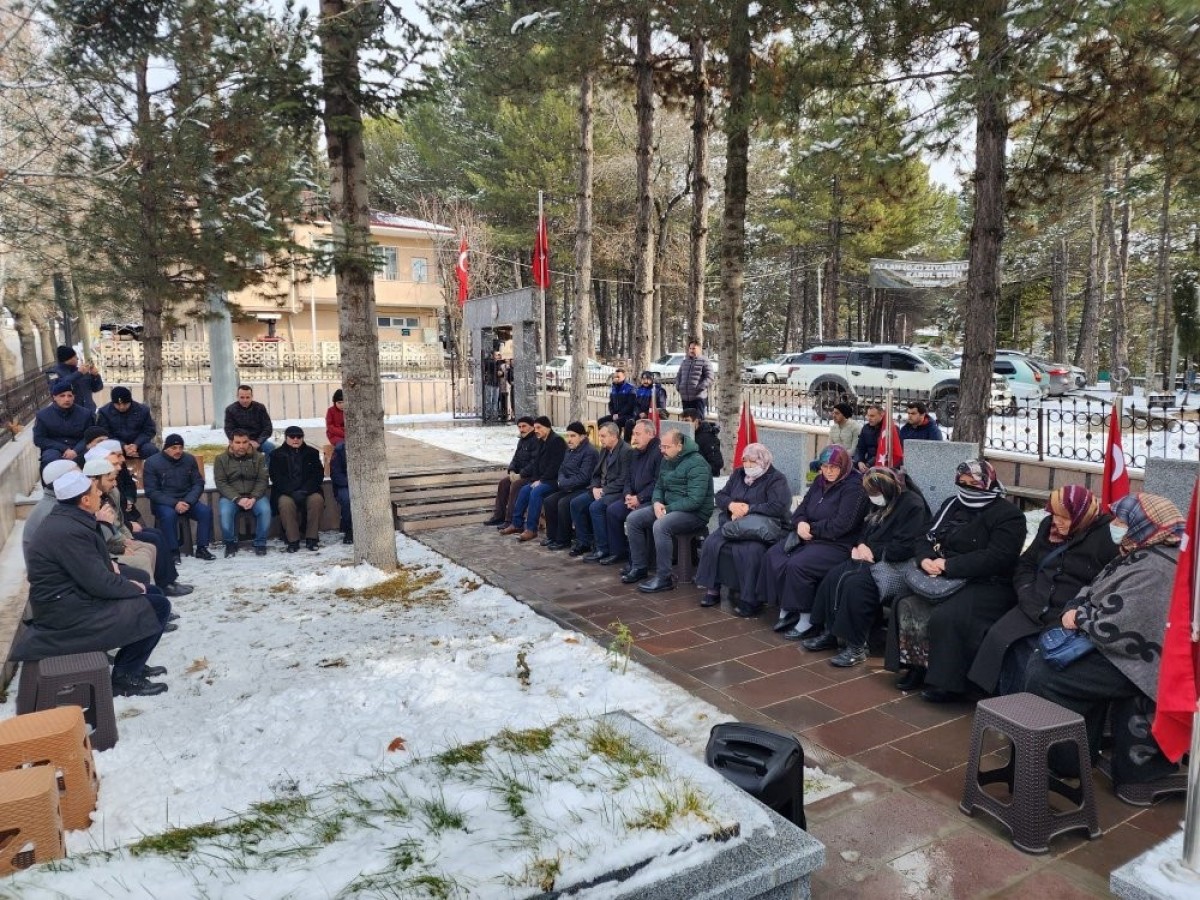 Çığ şehidi Ufuk Deniz, kabri başında anıldı;