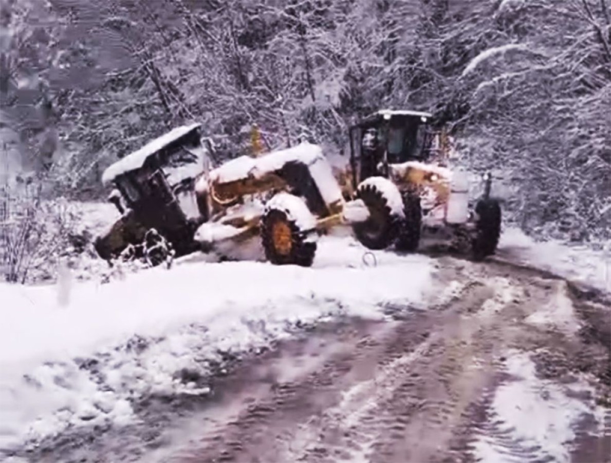 Kastamonu’da kar temizleyen greyder şarampole düştü;