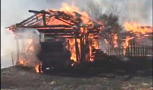 Araç’ta bir ev ve üç samanlık yangında küle döndü