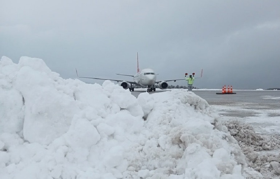 Havalimanında kar mücadelesi;