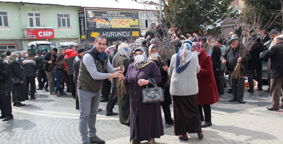 Vatandaşlara 1000 adet meyve fidanı dağıtıldı;