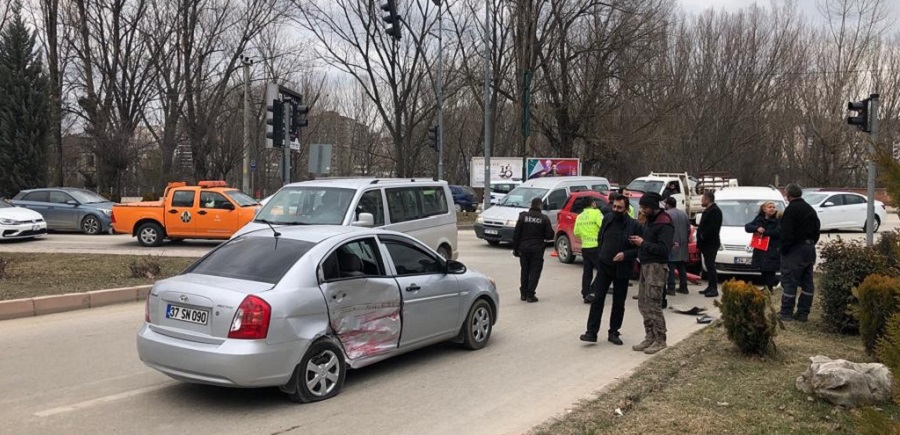 3 otomobil kavşakta çarpıştı: 1 yaralı;