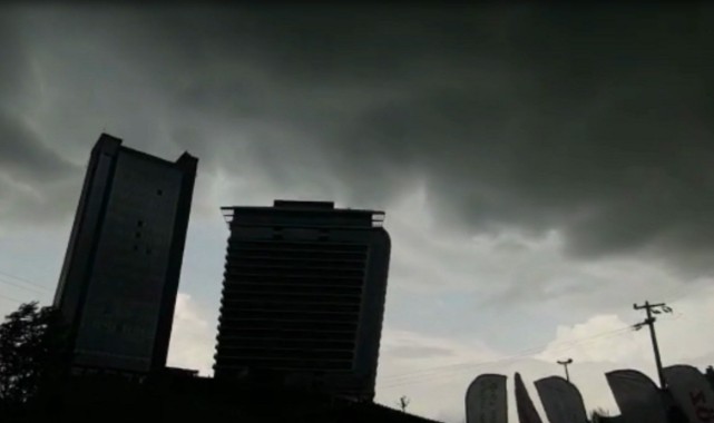 Kara bulut şehir merkezine ilerliyor;