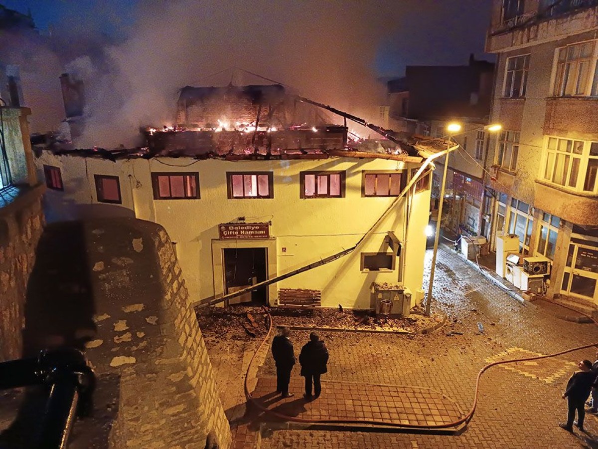 Tarihi hamam yangında büyük zarar gördü;