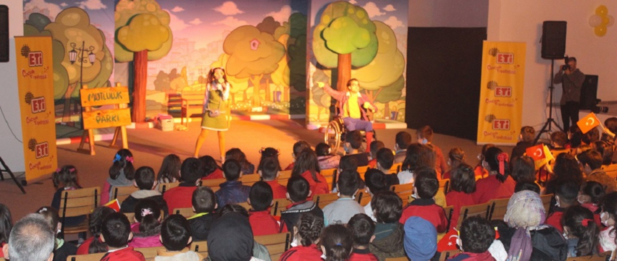 Selzede çocuklar tiyatro gösterisi ile eğlendi;