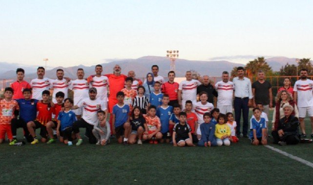 200 depremzede çocuk 11 eski futbolcu ile maç yaptı;
