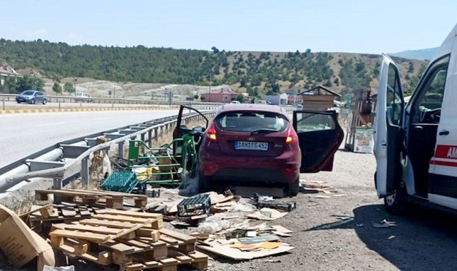 Tosya’da gurbetçi ailenin otomobili bariyerlere çarptı: 2 yaralı;