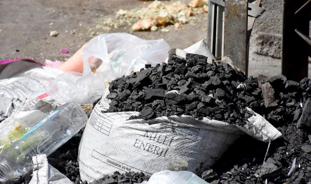 Devletin ücretsiz verdiği kömürleri çöpe attılar