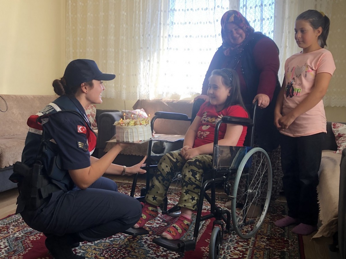 Jandarma, doğum gününde yalnız bırakmadı;