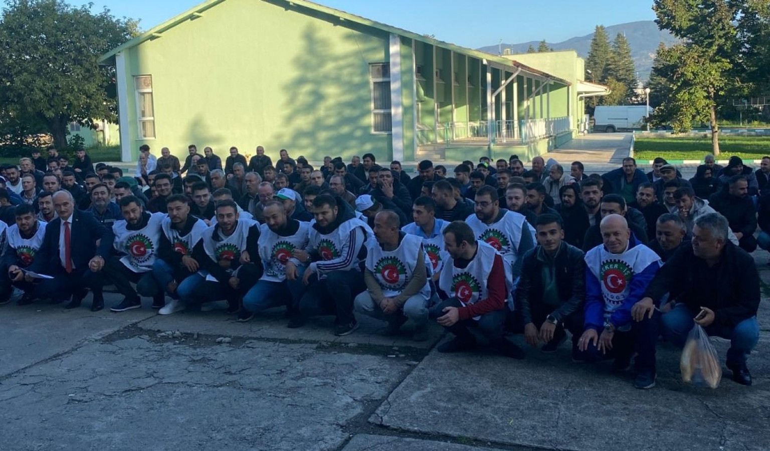 Oturarak protesto ettiler! 'Bıçak kemiğe dayandı';