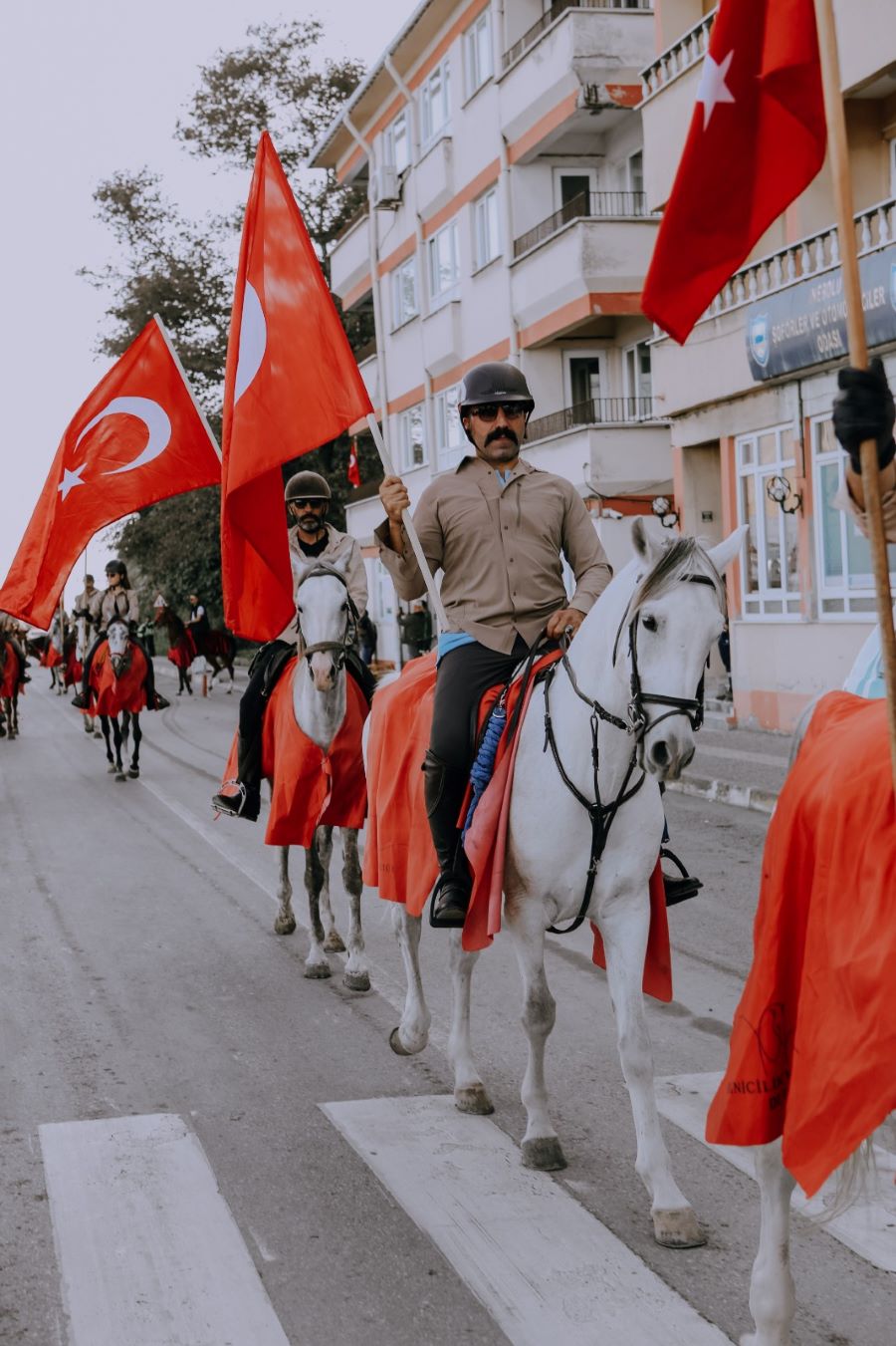 Cumhuriyetin 101. yılında İstiklal Yolunu atla geçecekler  ;