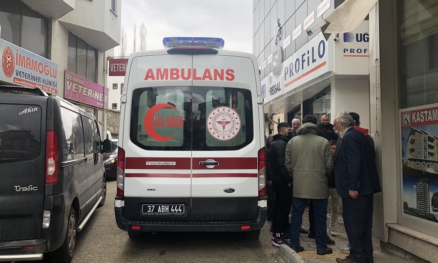 Polis ekipleri tarafından evinde ölü bulundu;