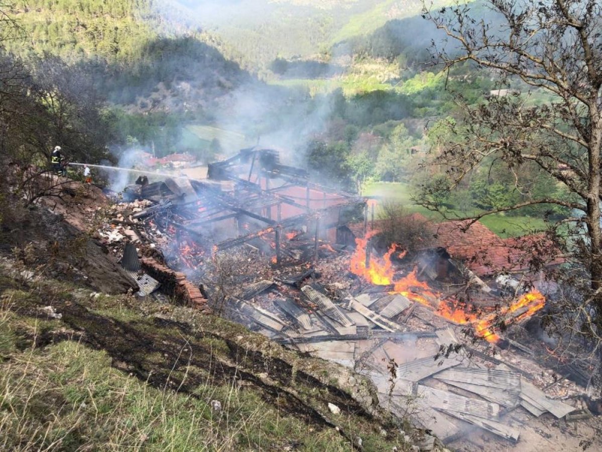 Akkaya'da yine köy yangını!;